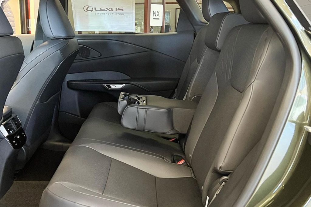 Hàng ghế sau của Lexus RX350 Premium 2024 bọc da cao cấp